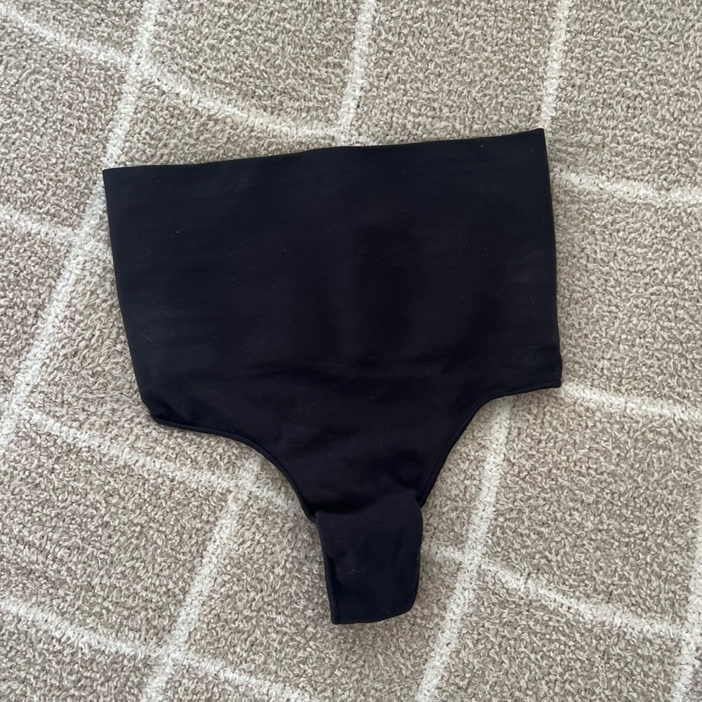 NWOT SKIMS core control thong 🖤